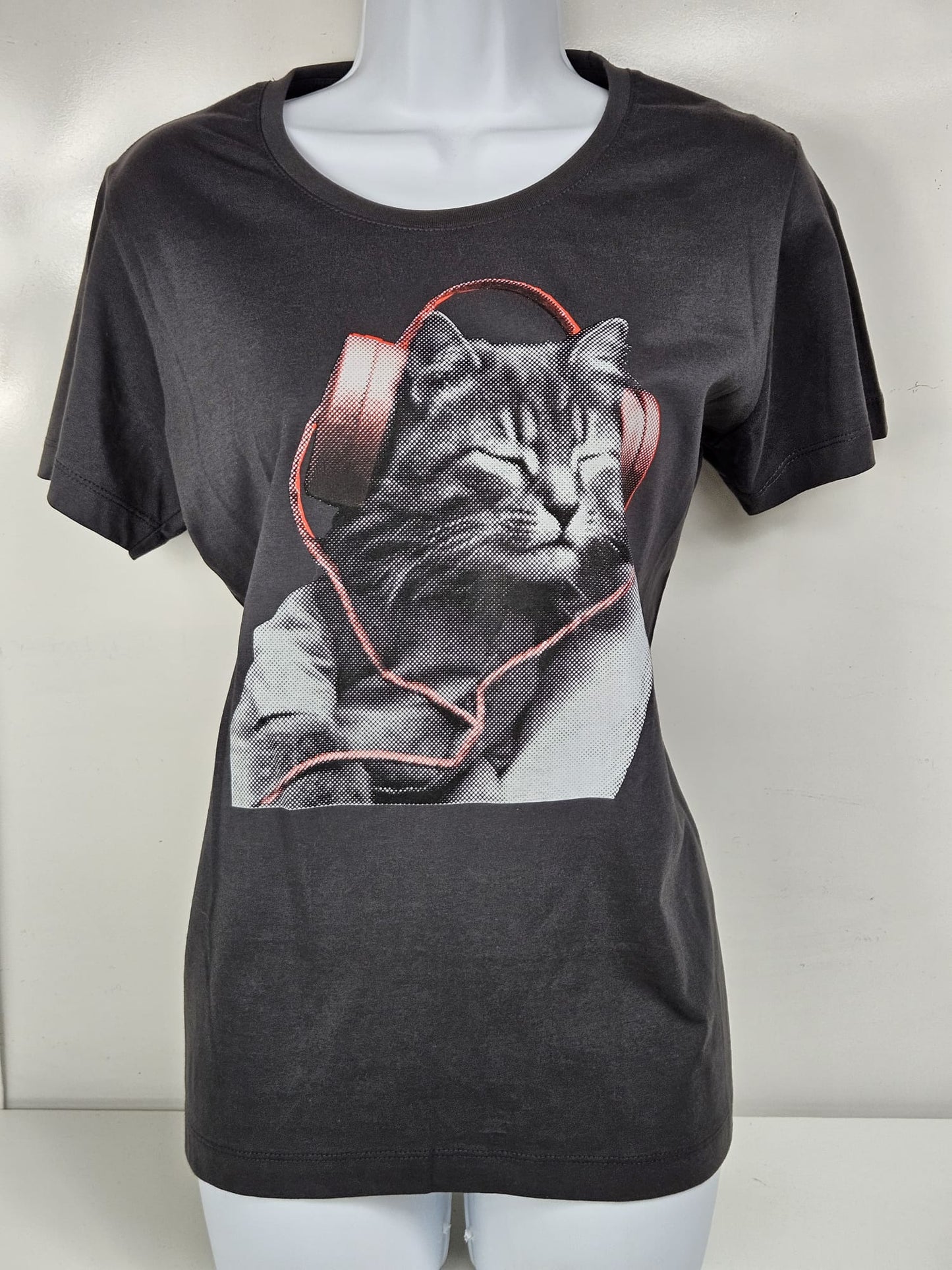Cat with headphone ladies t shirt
